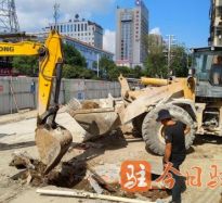 日了女人逼高温下的坚守｜道路建设者用汗水铺就畅通路